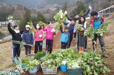 予想以上に沢山とれた野菜の前でパシャリ！