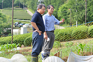 枝村塾頭と畑を見学