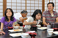 後輩たちと一緒に昼食を食べました